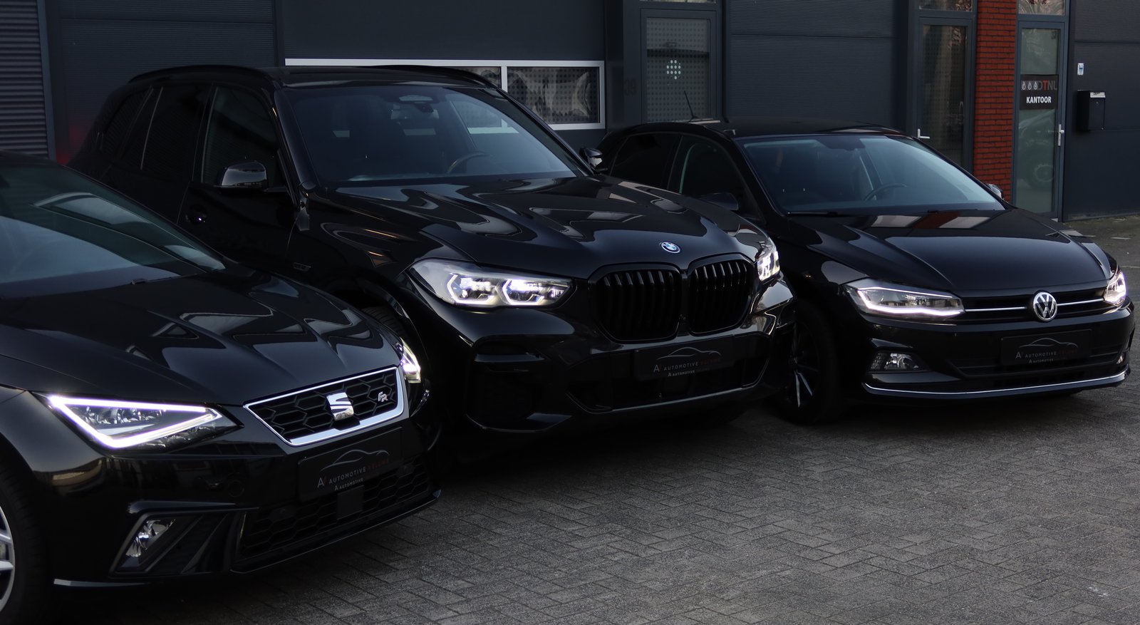 Drie occasions voor het pand van Automotive Veluwe