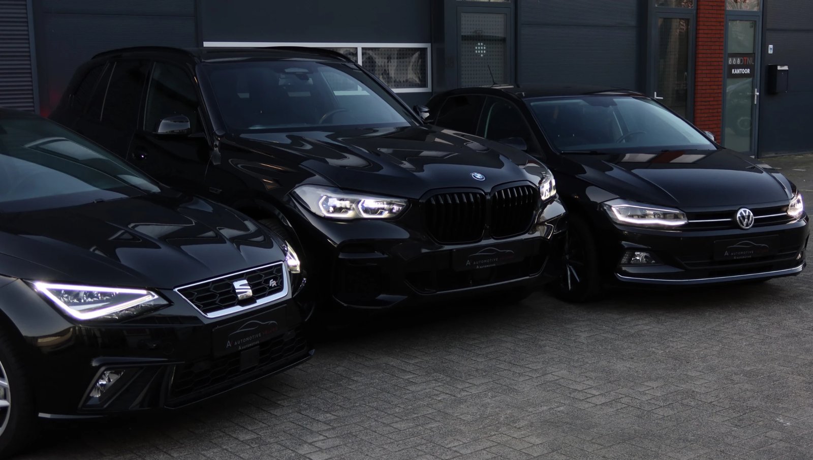 Drie zwarte auto's bij Automotive Veluwe
