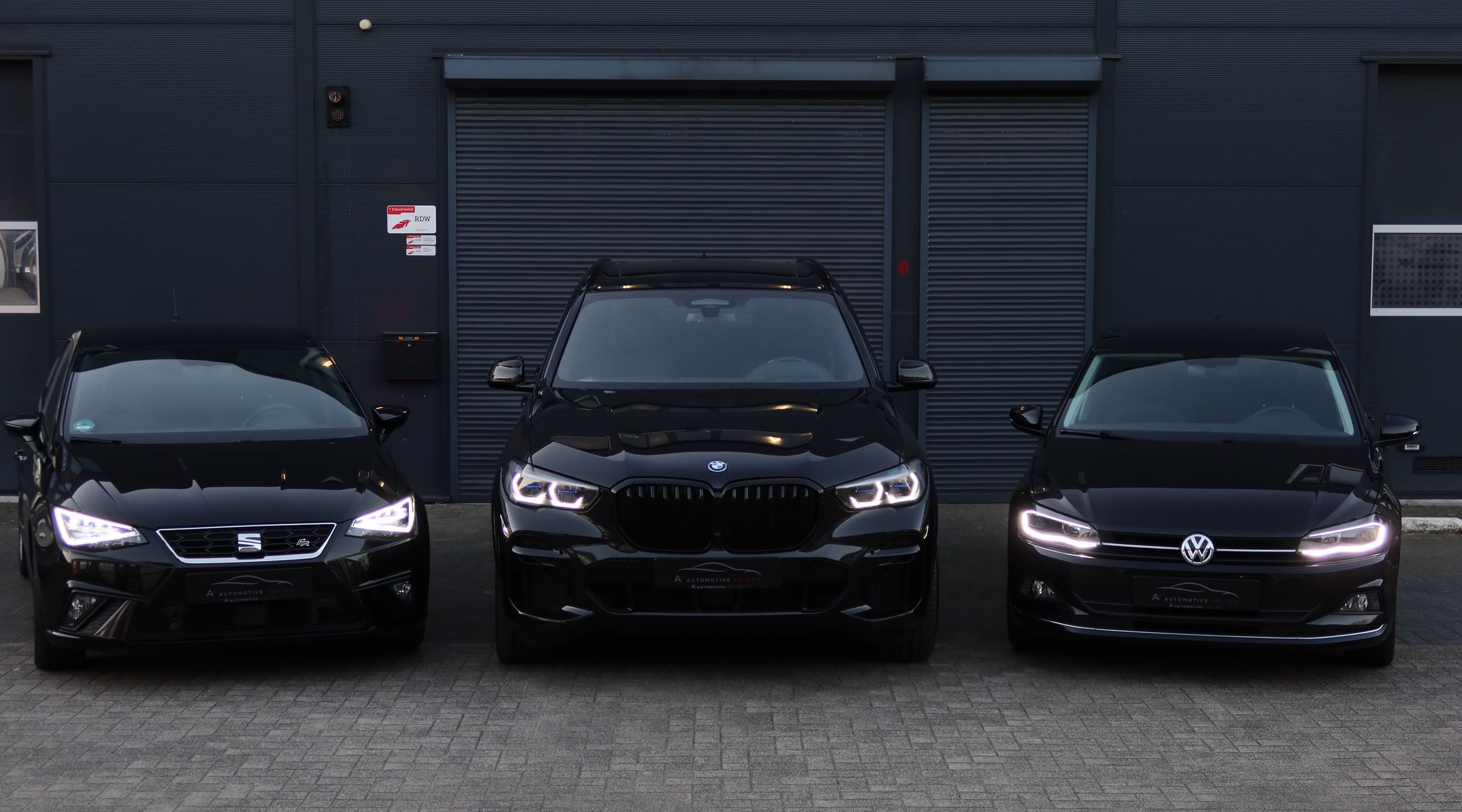 Drie occasions voor het pand van Automotive Veluwe in Ede