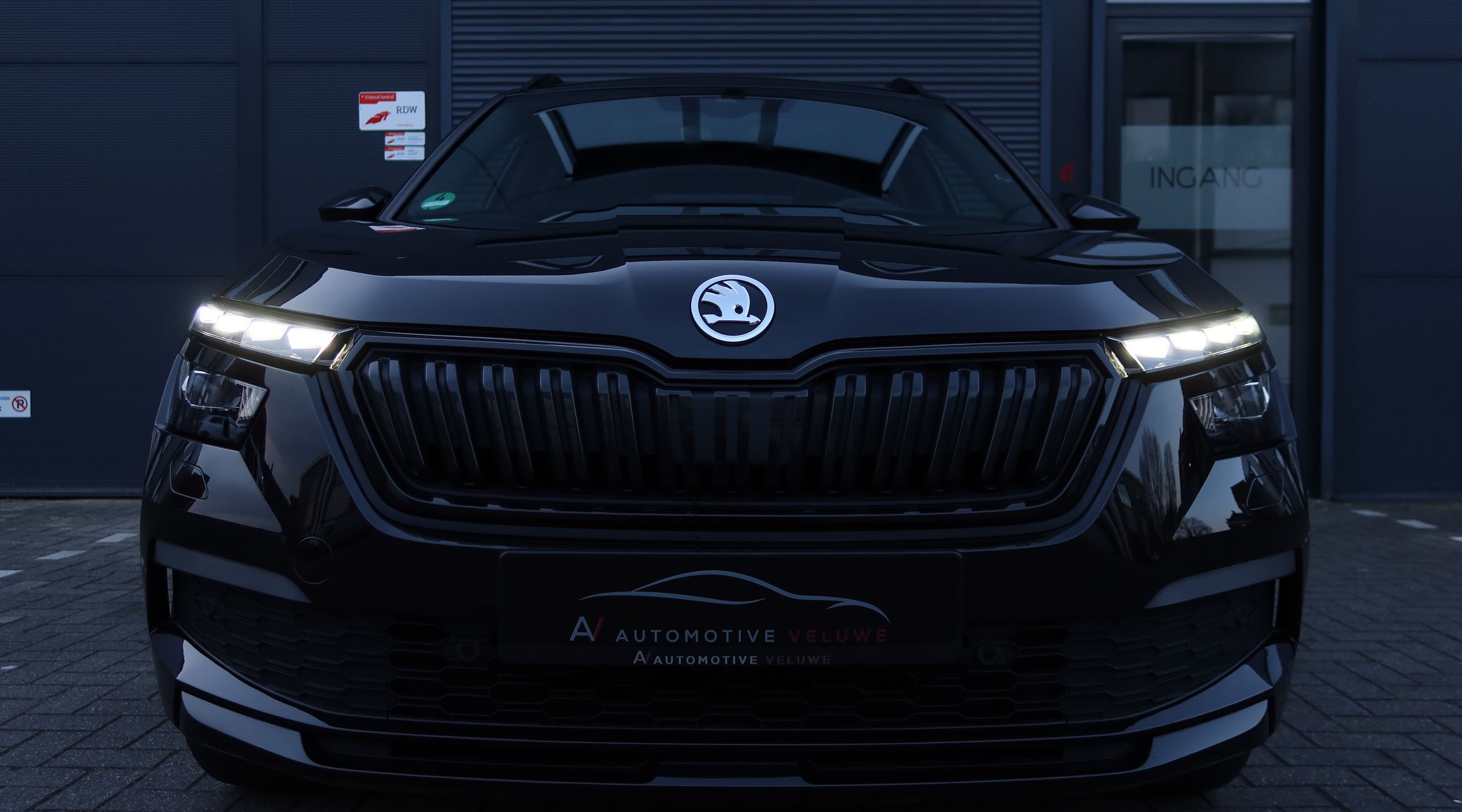 Skoda voor de ingang van Automotive Veluwe in Ede